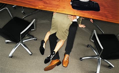 elle suce sous le bureau